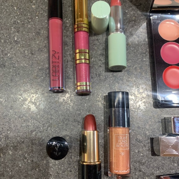 ALL ABOUT LIPS. Brand new lipsticks and glosses. 12 colour pallet+ 10 full size. - Picture 4 of 4